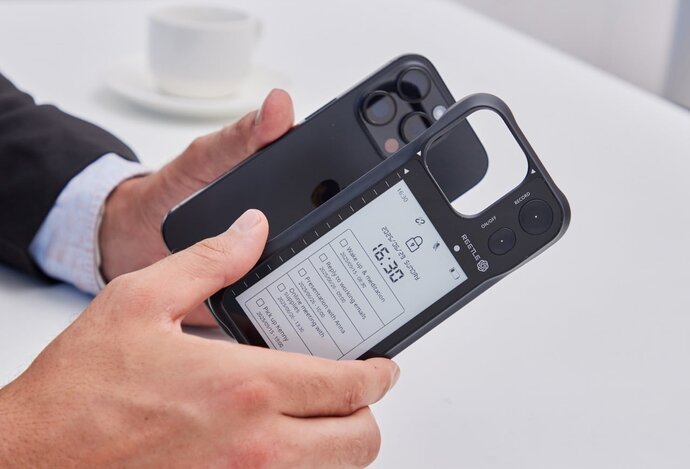Photo Inovatívny gadget doplní na zadnú stranu smartfónu inteligentný zápisník s E-Ink displejom