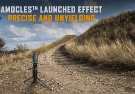 Photo Bojová hlavica vybavená vrtulou, kamerou a AI likviduje tanky v štýle kamikadze