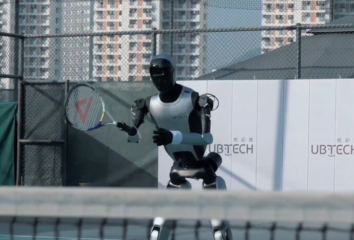 Photo CES 2026: Humanoidný robot ako inteligentný tenisový tréner