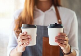 Photo Horúca káva v papierových pohároch uvoľňuje do nápoja nebezpečné mikroplasty