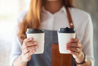 Photo Horúca káva v papierových pohároch uvoľňuje do nápoja nebezpečné mikroplasty