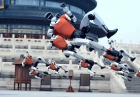 Photo Armáda humanoidných robotov predviedla v čínskom chráme akrobatické kung-fu