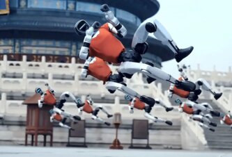 Photo Armáda humanoidných robotov predviedla v čínskom chráme akrobatické kung-fu