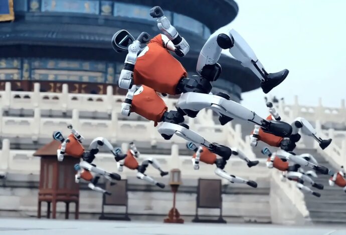 Photo Armáda humanoidných robotov predviedla v čínskom chráme akrobatické kung-fu