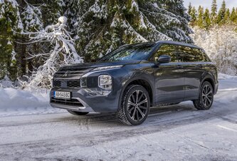 Photo Mitsubishi OUTLANDER PHEV 2.4 Instyle+ 4WD (MY25) / Výkonný fešák do nepohody