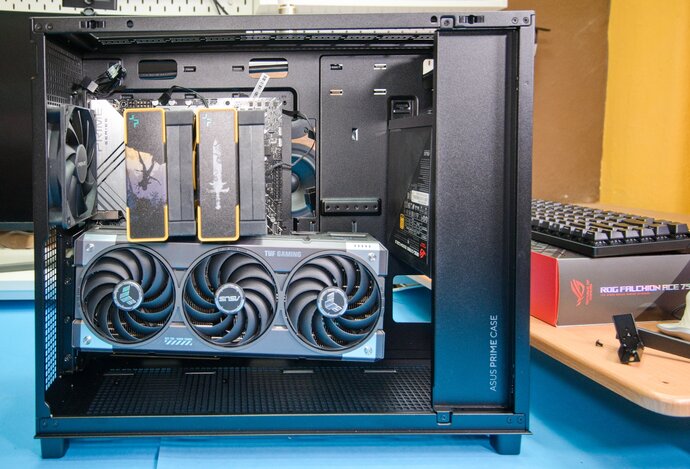 Photo ASUS Prime AP303 / PC skriňa s netradičným  vnútorným usporiadaním