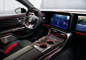 Photo Riadiaca centrála výkonnosti:  interiér nového 4-dverové kupé Mercedes-AMG GT