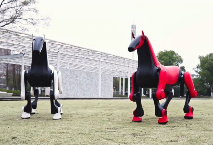 Photo Čína uviedla bionického robotického koňa pre náročné priemyselné misie