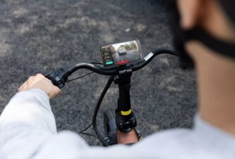 Photo Inovatívny elektrobicykel s radarom na ochranu pred nebezpečenstvom zozadu