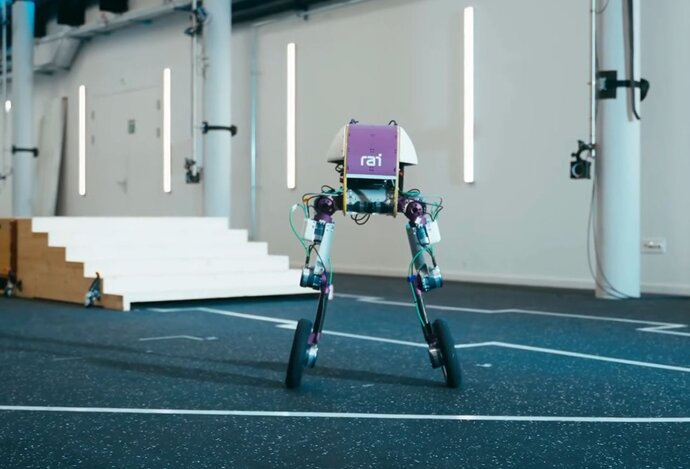 Photo Robot Roadrunner dokáže plynule kráčať aj jazdiť na kolesách a zvládne aj akrobaciu 
