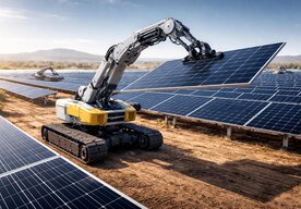 Photo Robot vlastnoručne postavil solárnu elektráreň s výkonom 100 MW