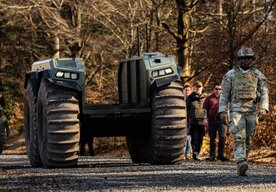 Photo Armádny robotický stroj prepláva rieky a odtiahne aj nákladiak