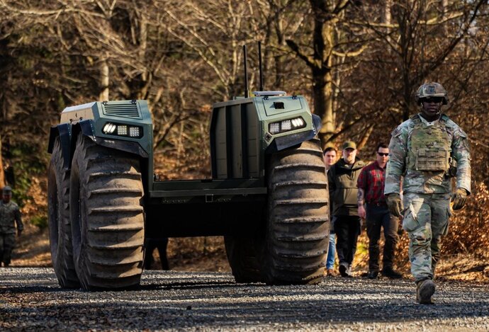 Photo Armádny robotický stroj prepláva rieky a odtiahne aj nákladiak