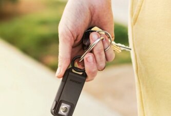 Photo Inovatívna kľúčenka odstraší útočníka hlasnou sirénou a jasným svetlom