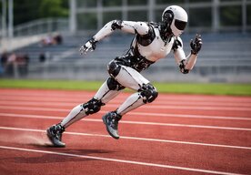 Photo Autonómny humanoidný robot dosiahol na bežeckej dráhe rýchlosť blízku svetovému rekordu