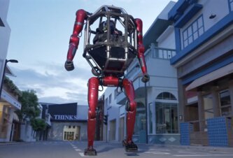 Photo Čínsky robotický transformer búra hranice medzi sci-fi a realitou