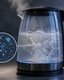 Photo Vriaca voda z plastovej kanvice obsahuje miliardy syntetických nanočastíc