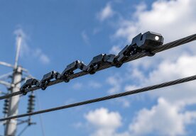 Photo Robotické hady kontrolujú elektrické vedenie priamo na stožiaroch