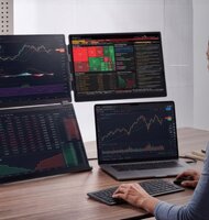 Photo Prenosný monitor s tromi obrazovkami zmení notebook na pracovnú stanicu