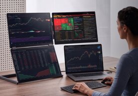 Photo Prenosný monitor s tromi obrazovkami zmení notebook na pracovnú stanicu
