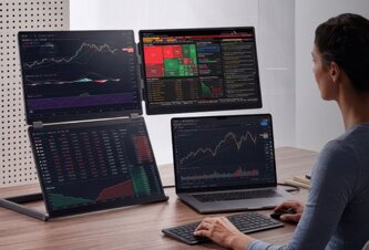 Photo Prenosný monitor s tromi obrazovkami zmení notebook na pracovnú stanicu