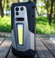 Photo Telefón do ťažkého terénu s obrovskou batériou a laserovým projektorom