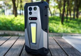 Photo Telefón do ťažkého terénu s obrovskou batériou a laserovým projektorom