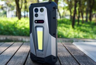 Photo Telefón do ťažkého terénu s obrovskou batériou a laserovým projektorom