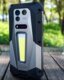 Photo Telefón do ťažkého terénu s obrovskou batériou a laserovým projektorom