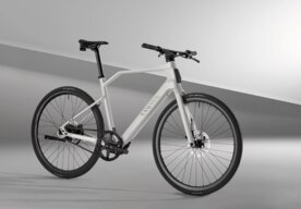 Photo Super bezpečný elektrický bicykel Canyon bezdrôtovo komunikuje s automobilmi aj semaformi 