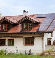 Photo Fotovoltika na starom dome: Zvládne vaša strecha a elektrina túto záťaž?