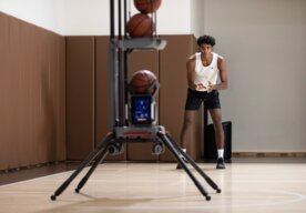 Photo Robotický tréner vybavený AI sleduje pohyb basketbalistu a prihráva lopty presne na mieru