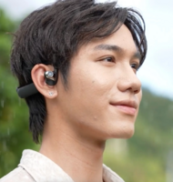 Photo Headset vybavený AI a 4K kamerou prenáša zvuk cez kosti a simultánne prekladá svetové jazyky