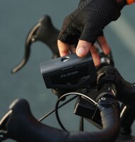 Photo Laserový projektor zobrazuje navigačné údaje priamo na cestu pred cyklistu
