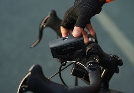 Photo Laserový projektor zobrazuje navigačné údaje priamo na cestu pred cyklistu