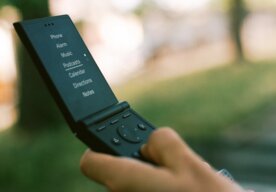 Photo Vyklápací retro telefón vás odstrihne od sociálnych sietí