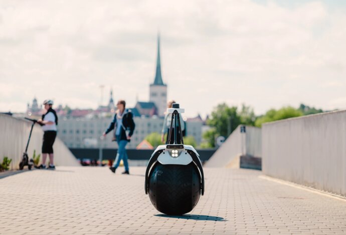 Photo Inovatívny robot stráži priemyselné objekty a stačí mu na to iba jedno koleso 
