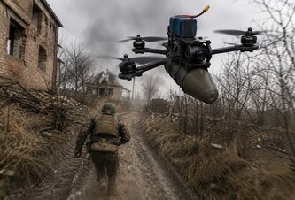 Photo Ukrajinské FPV drony naháňajú ruských vojakov. Uniknuté videá pripomínajú zábery z počítačových hier. 