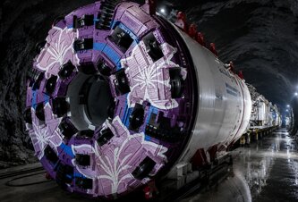 Photo Hybridný stroj spája razenie, vŕtanie a odstreľovanie do jedného tunelovacieho zariadenia