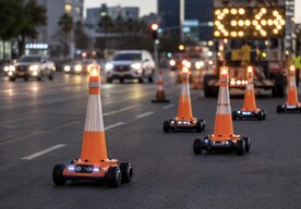 Photo Robotické dopravné kužele bezpečne riadia premávku na ceste bez zásahu človeka