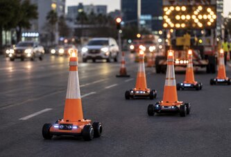 Photo Robotické dopravné kužele bezpečne riadia premávku na ceste bez zásahu človeka