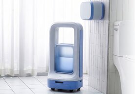 Photo Autonómny robotický čistič umýva WC okamžite, keď je to potrebné