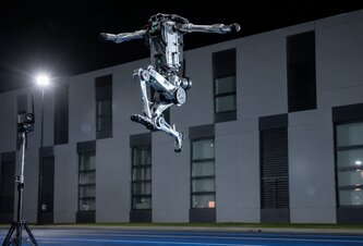 Photo  Robot Superman je rýchlejší ako Usain Bolt a z miesta vyskočí do výšky 2 metrov