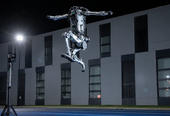 Photo  Robot Superman je rýchlejší ako Usain Bolt a z miesta vyskočí do výšky 2 metrov