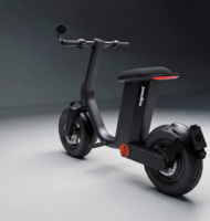 Photo Nový elektrický moped rieši problémy s parkovaním vďaka skladaciemu zadnému kolesu