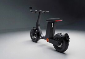 Photo Nový elektrický moped rieši problémy s parkovaním vďaka skladaciemu zadnému kolesu