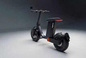 Photo Nový elektrický moped rieši problémy s parkovaním vďaka skladaciemu zadnému kolesu