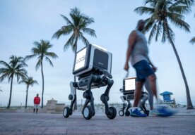 Photo Autonómny robotický pes doručí balík až ku dverám a po ceste vybaví aj reklamu