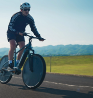 Photo Prvý solárny elektrický bicykel využíva na generovanie energie fotovoltické kolesá