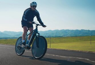 Photo Prvý solárny elektrický bicykel využíva na generovanie energie fotovoltické kolesá